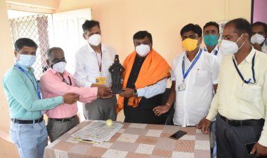 सचिव दिलीप पांढरपट्टे यांची पंढरपूर उपमाहिती कार्यालयाला भेट  आषाढी वारीच्या कामाबाबत केले कौतुक