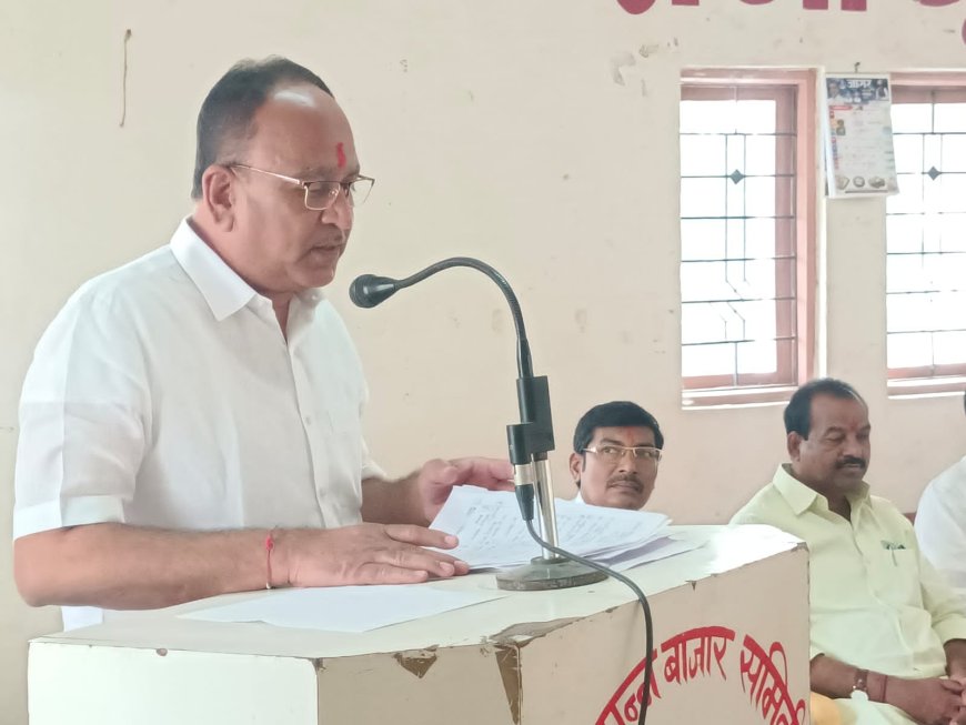 पंढरपूर येथे लेबर फेडरेशनच्यावतीने आयोजित कार्यक्रमात मजूर संस्थेच्या सभासदांना भेट वस्तू देऊन सन्मानित