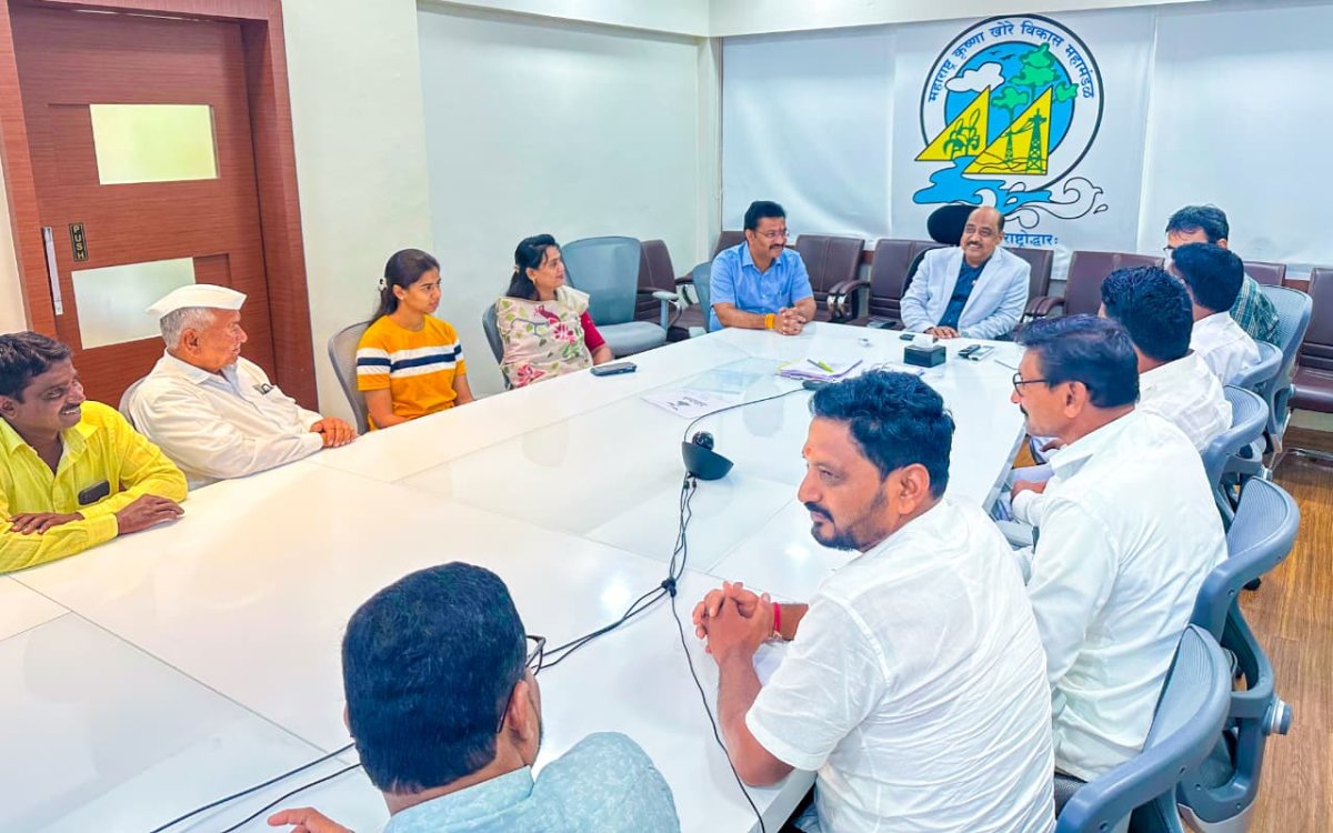 आमदार अभिजीत पाटील यांनो सिना-माढा उपसा सिंचन योजनेच्या विविध प्रश्नासाठी पुण्यातील कार्यकारी अभियंता यांची घेतली भेट