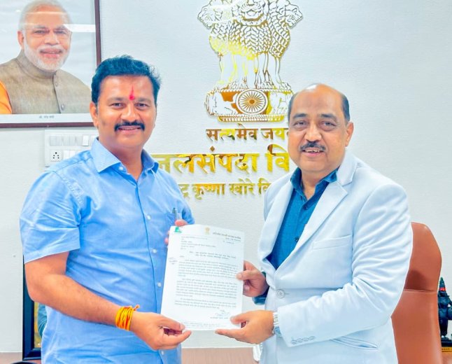 आमदार अभिजीत पाटील यांनो सिना-माढा उपसा सिंचन योजनेच्या विविध प्रश्नासाठी पुण्यातील कार्यकारी अभियंता यांची घेतली भेट